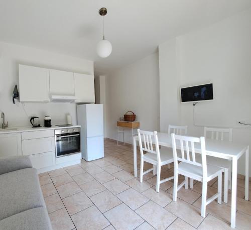 Dinky's apartment with a balcony overlooking the woods in มาเกรกลีโอ