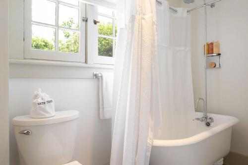 Oakhurst Inn - image 2