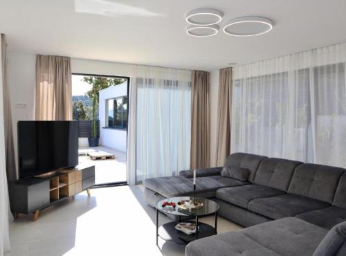 Sunset Villa Aves with Pool, Gym and Sauna - Four Bedroom Villa in Rogac