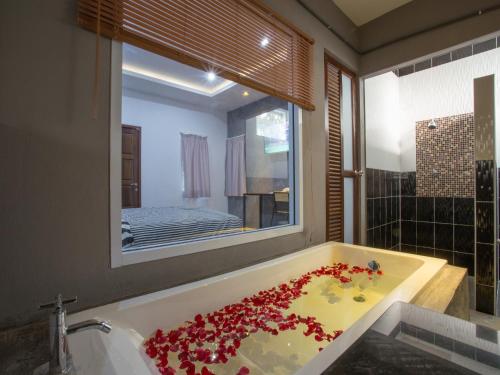 Shower, 88 Fine Hotel in Phunphin