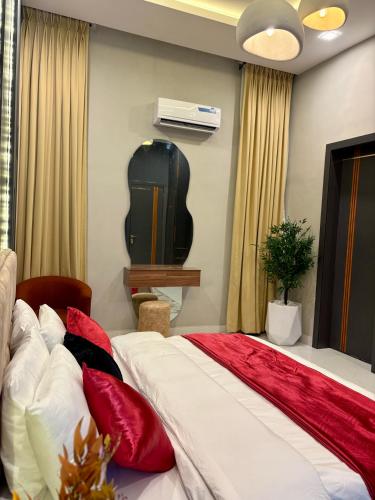 Queen Room image 3