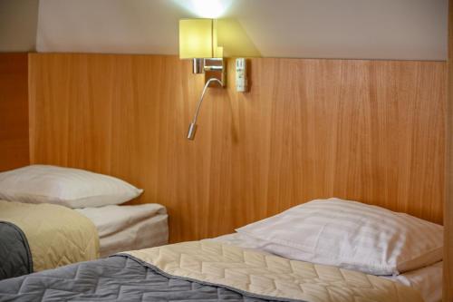 2 twin beds