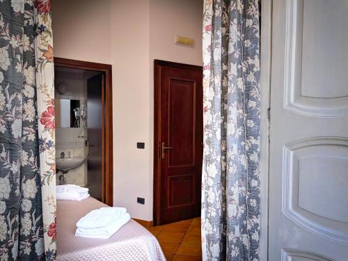 Double Room with Balcony image 8