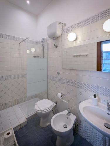 Double Room with Balcony image 6