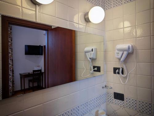 Double Room with Balcony image 7