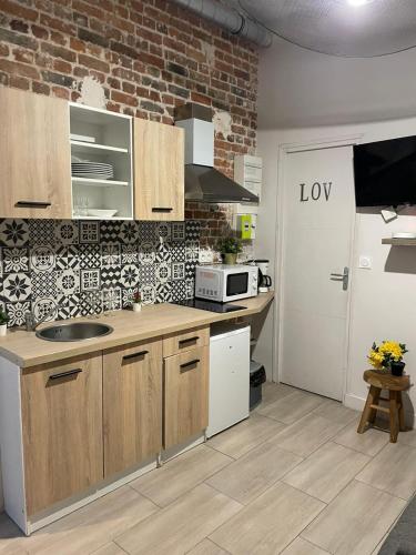 Walking distance to charming canal St Martin for 4 - image 2