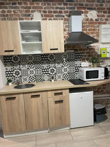 Walking distance to charming canal St Martin for 4 - image 4