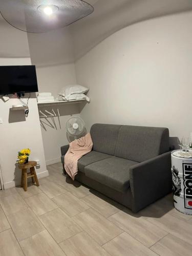 Walking distance to charming canal St Martin for 4 - image 11