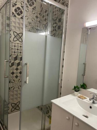 Walking distance to charming canal St Martin for 4 - image 8