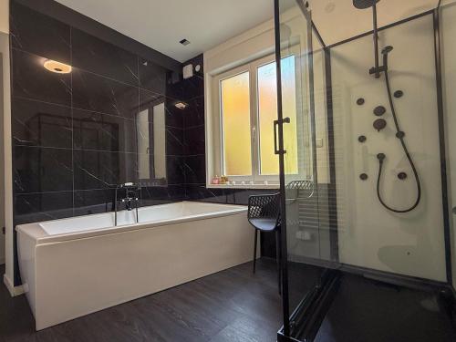 T2 en centre-ville d'Illiers-Combray - parking- lit king size - terrasse in Illiers-Combray