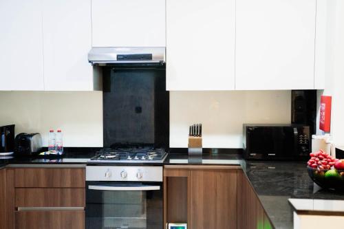 Cozy 1BR with Canal Views | Full Amenities - image 14