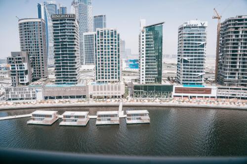 Cozy 1BR with Canal Views | Full Amenities 