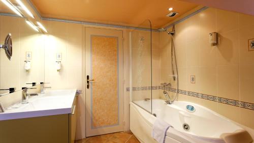 Logis Hotel restaurant LE MEDICIS - 화장실