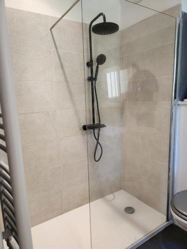 Bathroom, Superbe Appartement 2p avec place de parking in Laval