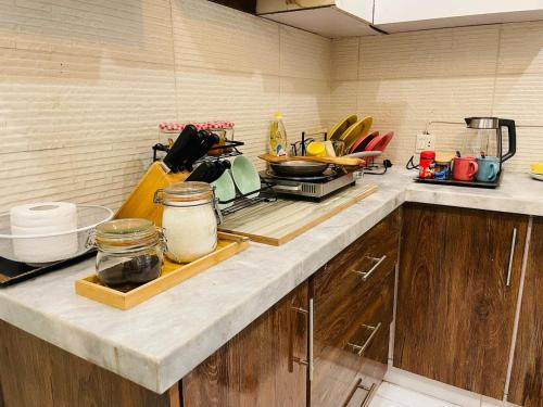 Cozy & Stylish Studio Apt at DHA VI - Kh-Bukhari - image 3