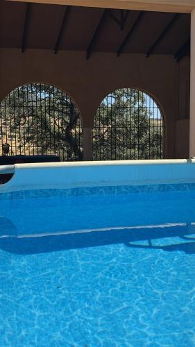 Peldbaseins, ALOJAMIENTO TURISTICO- AGROTURISMO Dehesa La Pared in Chillón