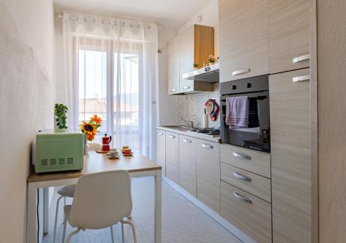 Konyha, Landi 10 - 2 Camere, parcheggio, ascensore, vicino al Centro in San Michele