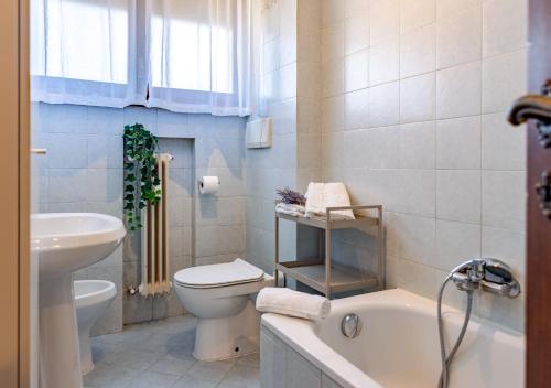 Fürdőszoba, Landi 10 - 2 Camere, parcheggio, ascensore, vicino al Centro in San Michele