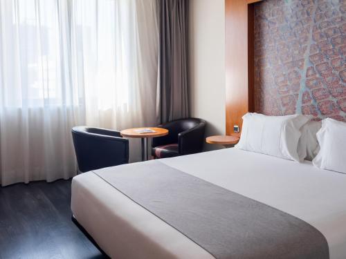 Double or Twin Room image 10