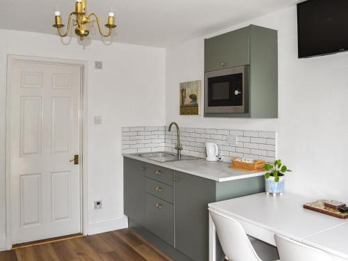 Hotellet från utsidan, Little Fishes in Binstead and Fishbourne