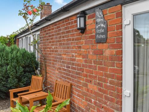 Hotellet från utsidan, Little Fishes in Binstead and Fishbourne