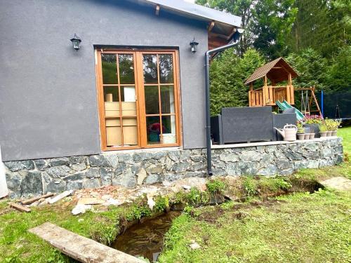 Horský dům pod přehradou u sjezdovky a potůčka v horách (Horsky dum pod prehradou u sjezdovky a potucka v horach) in Český Jiřetín