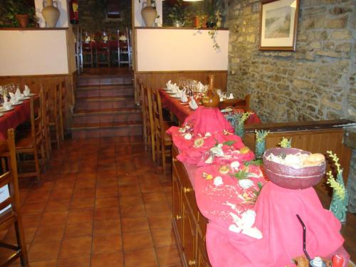 餐廳, Albergue Ainsa - Morillo de Tou in 托烏莫里約