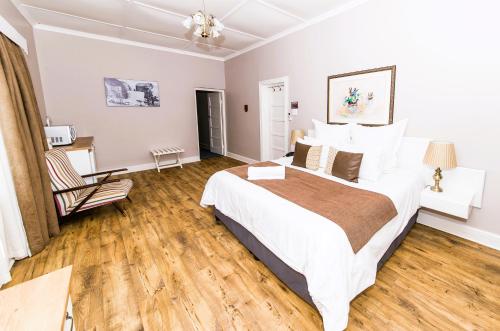 1 queen bed, 2 twin beds
