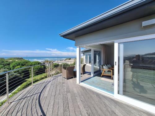 Seaside Beach House with Pool & Invertor, Port Alfred