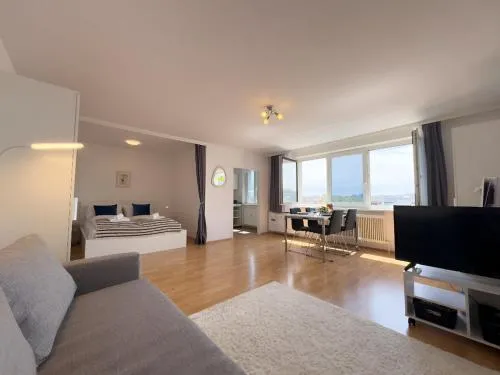 Bright Sunny Studio, AC, 15min to the city center, Smart TV in Wien, Österreich