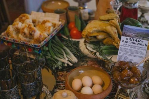 Їжа та напої, Hovk Guesthouse in Іджеван