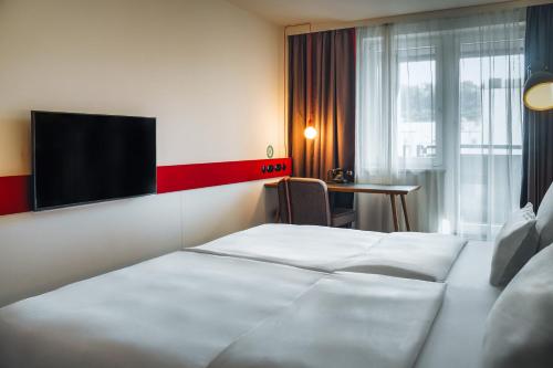 Pentahotel Prague - image 2