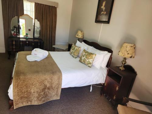 1 double bed, 2 twin beds
