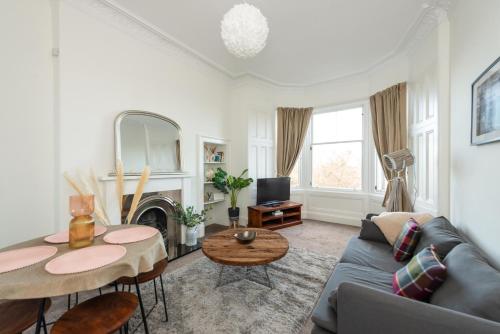 Cosy 2-bedroom Edinburgh flat close to city centre, Edinburgh