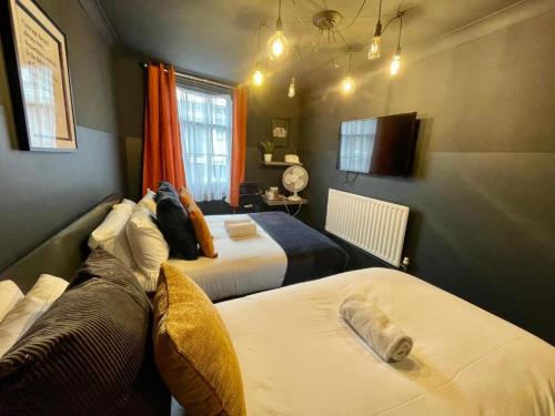 1 double bed, 1 twin bed