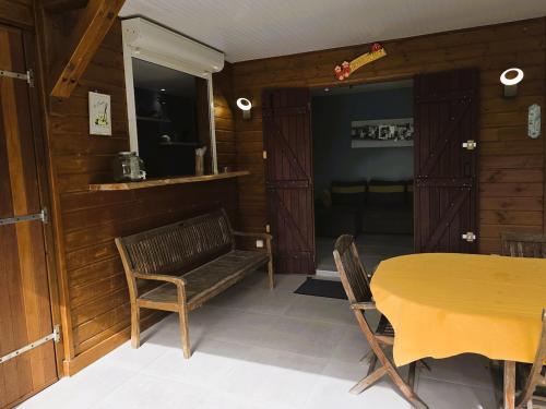 Instalaciones, Ti Kaz Romalex in Deshaies