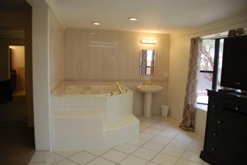 Wonderful Whispering Hills near สวนฟันทาสติก แฟมิลี ฟัน