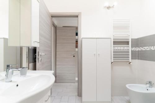 Bathroom, GuestHost - MM1 Sesto 1 Maggio Lovely Flat in Sesto San Giovanni