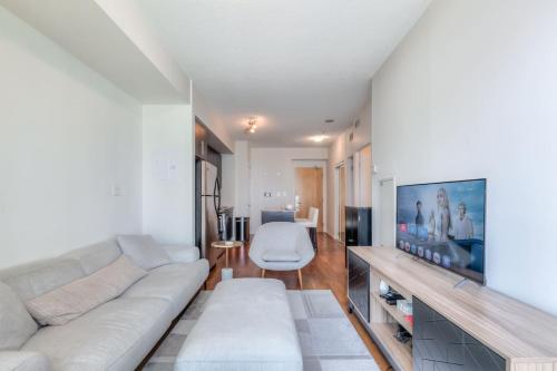 1BR plus Den Condo with Balcony in Heart of Toronto