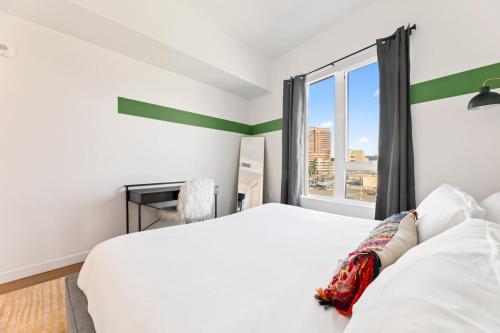 Spacious 1-Bedroom Gem with Downtown LA Views, Los Angeles