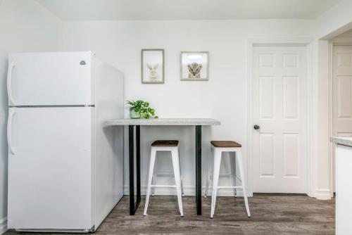 2 bedroom, subway, free parking. in Longueuil (QC)