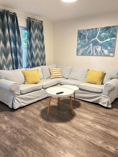 2 bedroom, subway, free parking. in Longueuil (QC)