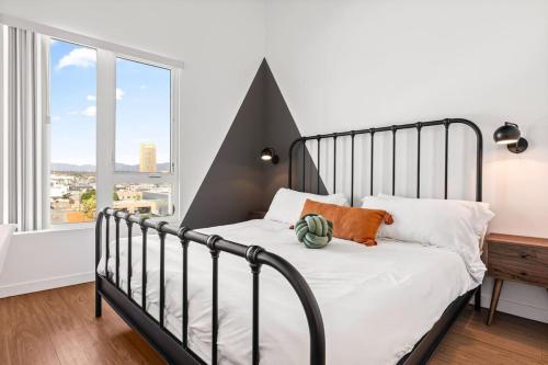 Artsy and Chic Stay, Walk to Little Tokyo with DTLA Views, Los Ángeles