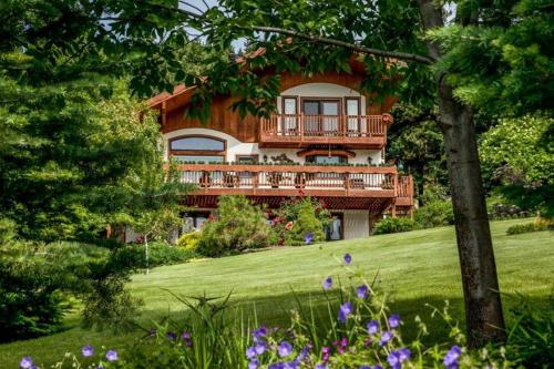 Fox Den Bed & Breakfast Fox Den Bed & Breakfast is conveniently located in the popular Leavenworth area. The property offers a wide range of amenities and perks to ensure you have a great time. Service-minded staff will welc