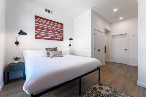 Skyline Haven Near Dodger Stadium with Views - image 4