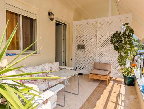 One-Bedroom Apartment image 9