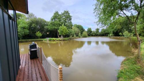 Chalet sur l'eau dans un cadre idyllique in Saint-Florent-des-Bois