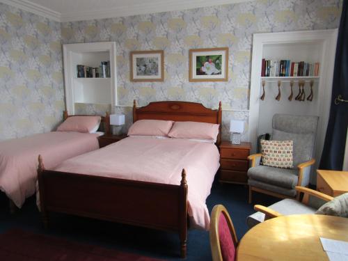 1 double bed, 1 twin bed