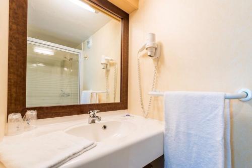 Fasthotel Thones - image 2