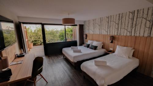 1 double bed, 1 twin bed